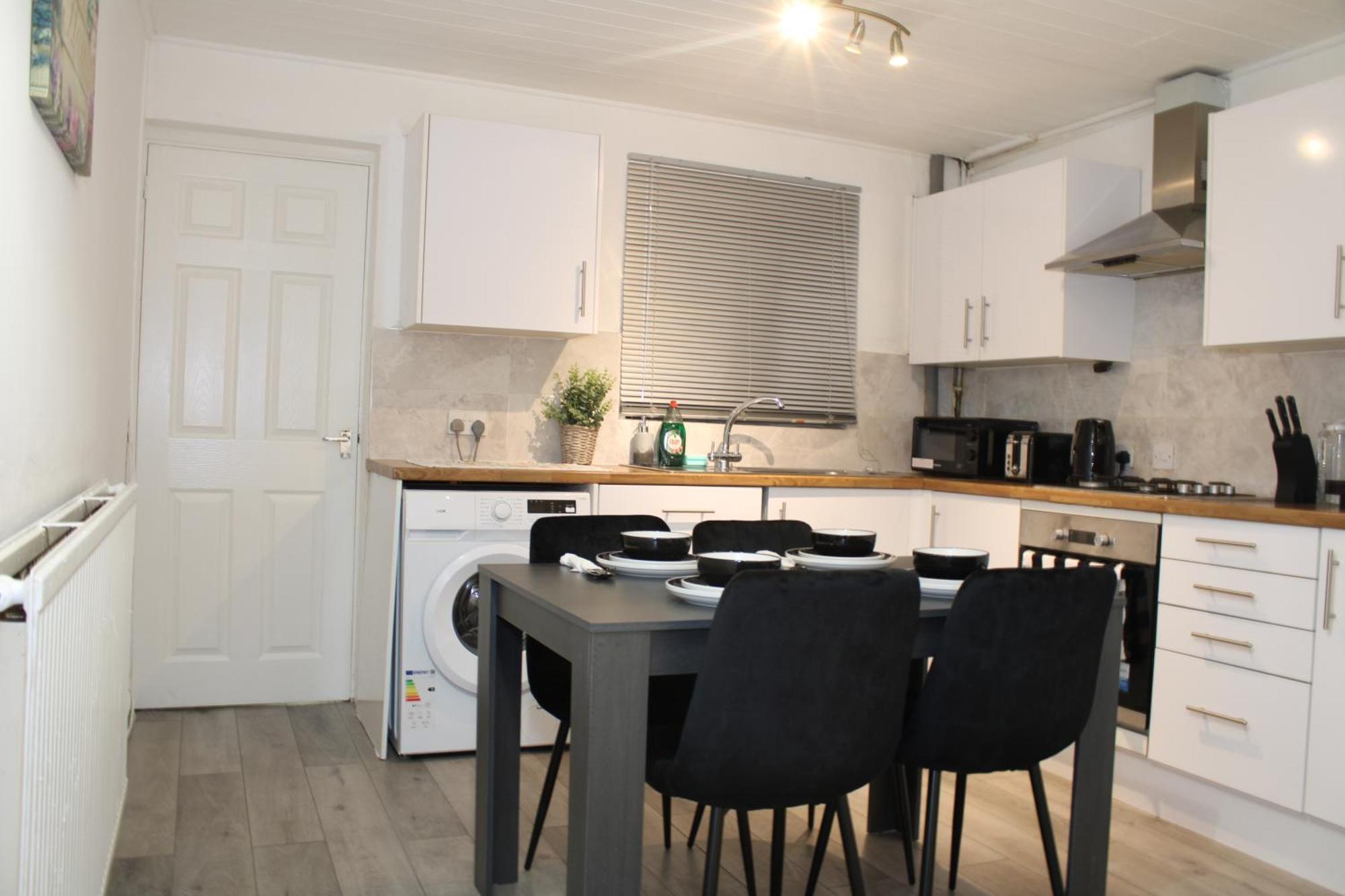 F2S Serviced Apartments 2Bedroom Terrace House With Free Wifi Netflix Suitable For Contractors Walking Distance To Train Station Дербі Екстер'єр фото
